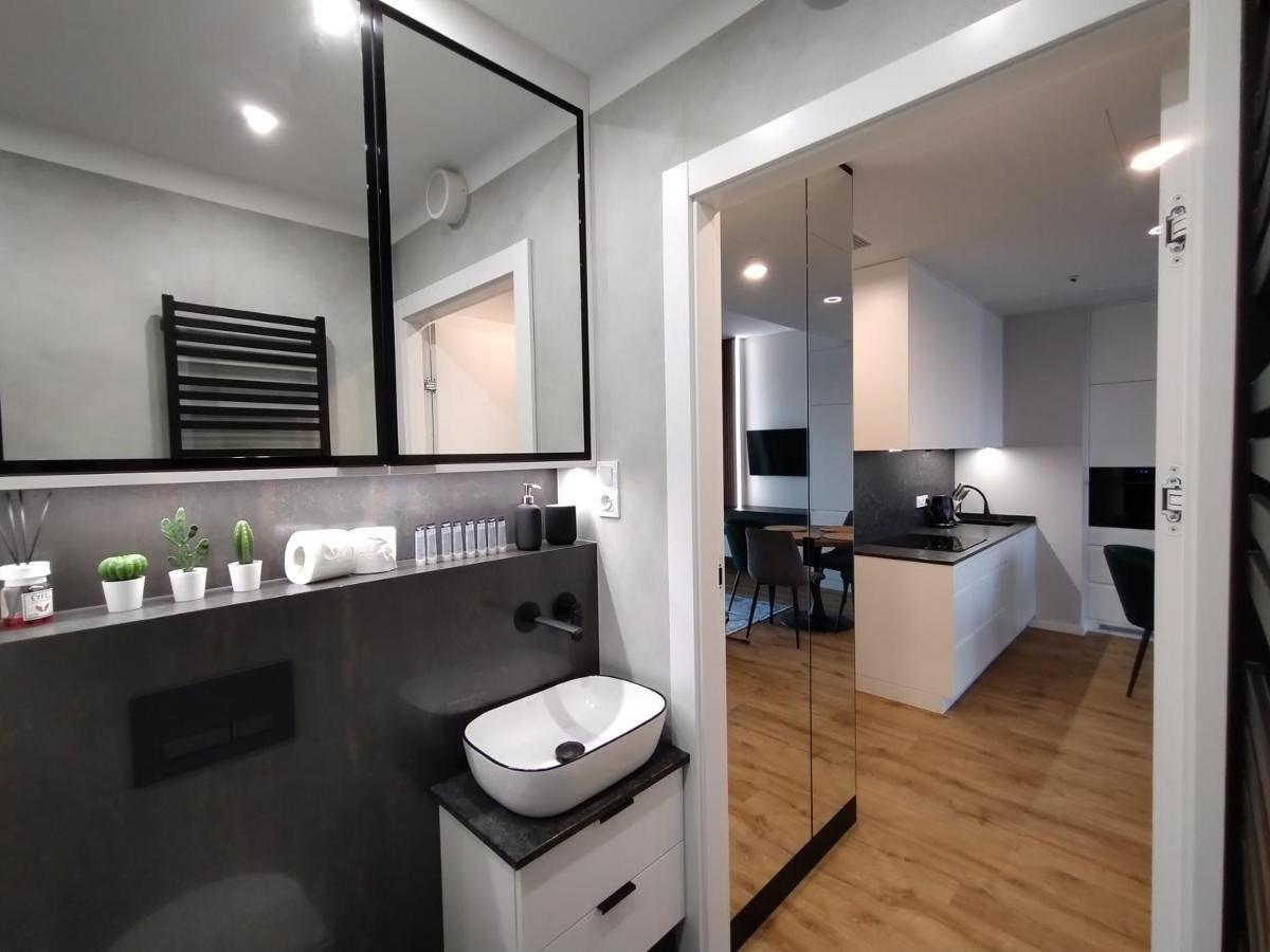 Wola Tower Deluxe Separate Bedroom With Free Garage - By Perfect Apart Варшава Екстер'єр фото