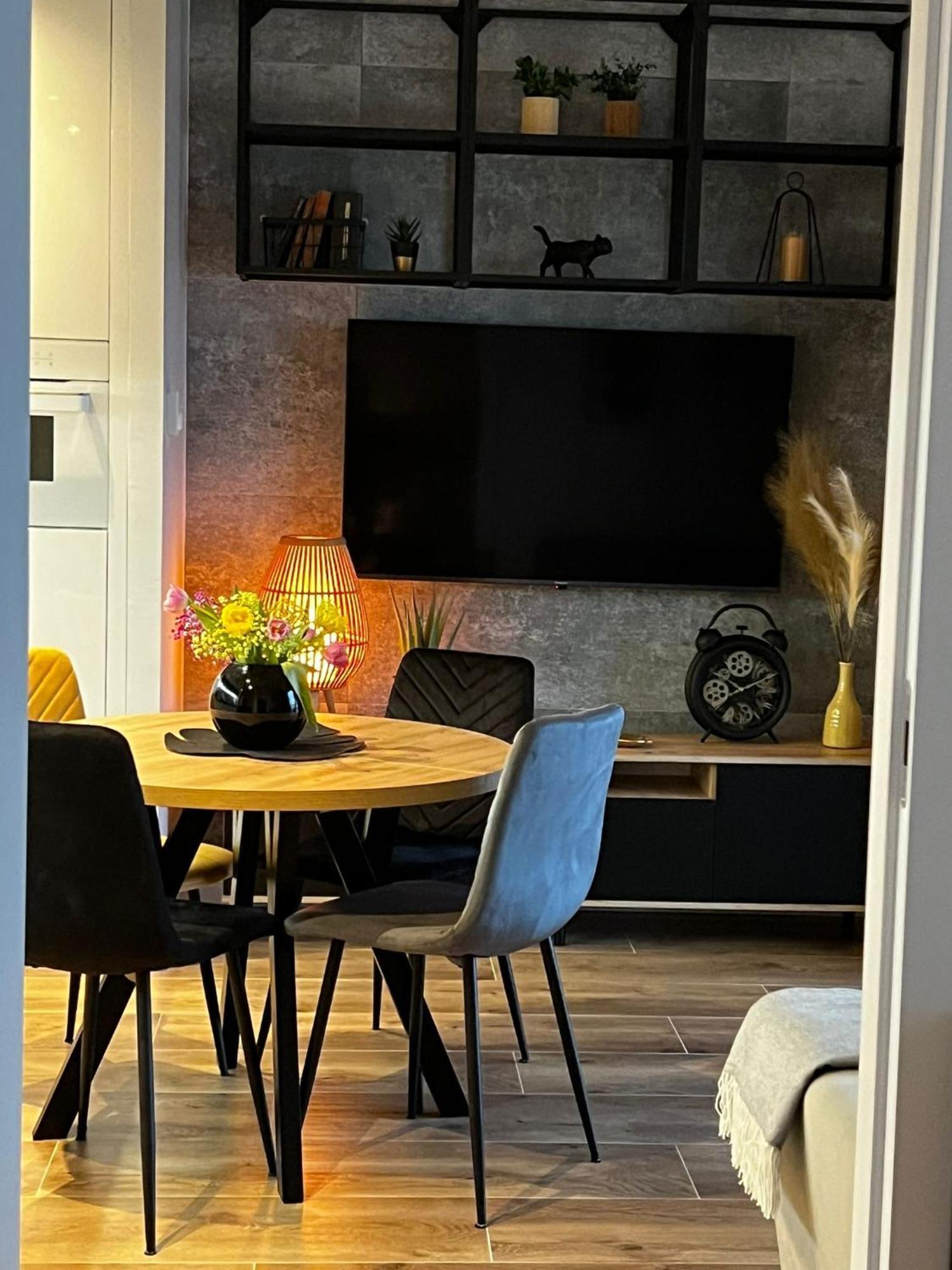 Wola Tower Deluxe Separate Bedroom With Free Garage - By Perfect Apart Варшава Екстер'єр фото